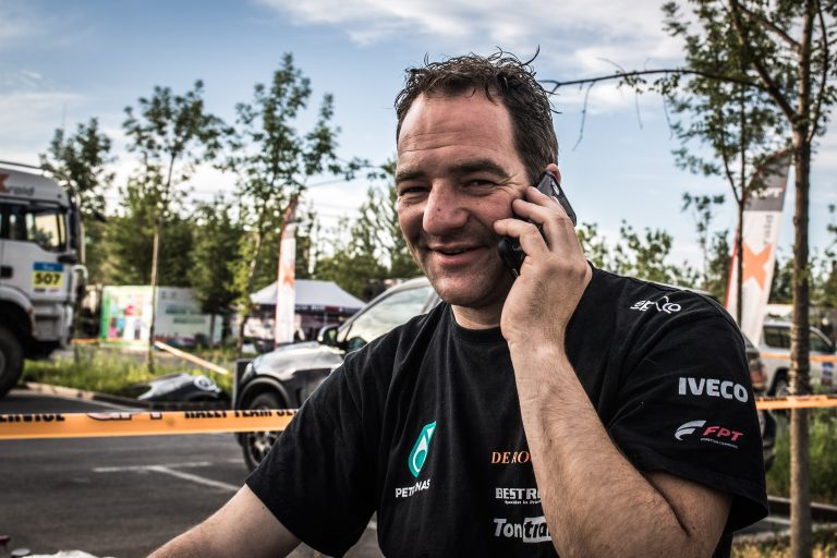 Ton Van Genugten : Dakar-rijder Ton van Genugten (38) overleden na val in ... : Deelnemers van 50 nationaliteiten komen elk jaar voor de race bijeen waar concurrenten en het verlenen van hulp hand in hand gaan.